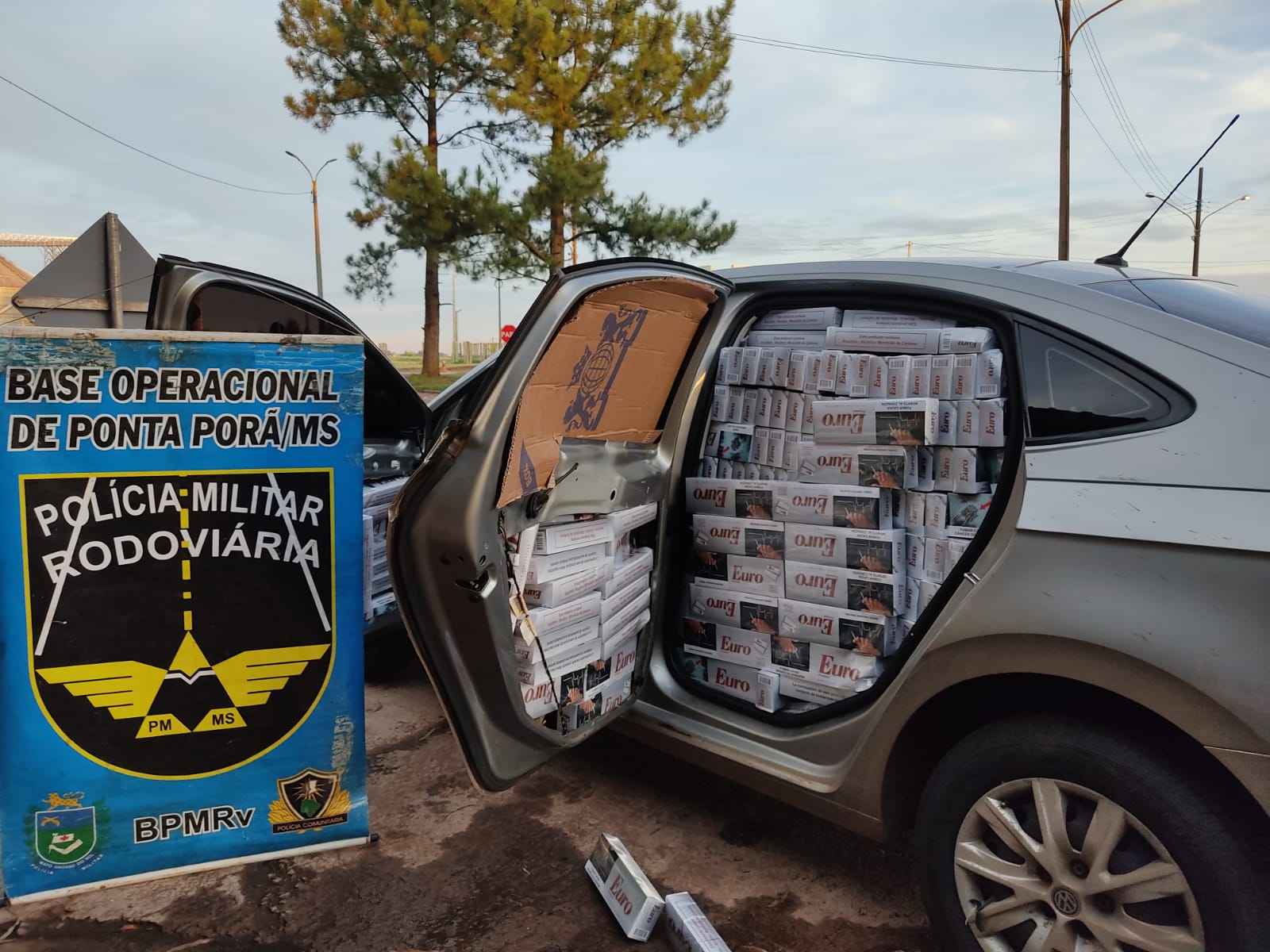 Veículo apreendido abarrotado de pacotes de cigarros - Foto: PMR/Divulgação